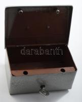 Kis vas kazetta, kulccsal, működik, 9,5x15 cm