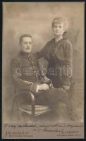 1915 Katonatiszt (Koós Dezső) felesége társaságában, kabinetfotó a ,,Hungária" fényképészeti társaság budapesti műterméből, feliratozva, 21,5x13 cm