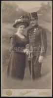 cca 1910 Katonatiszt szablyával és Katonai Jubileumi Kereszt kitüntetéssel, felesége társaságában, kabinetfotó Gárdi Imre kiskunfélegyházi műterméből, 20,5x11 cm