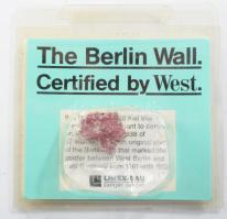 Berlini fal egy darabja, certifikáttal, bontatlan.