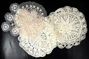 9 darab kézi horgolású csipketerítő, d: 15-23 cm