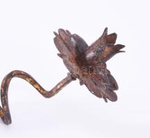 Antik leszúrható vas gyertyatartó, kopott aranyozással, h: 31 cm