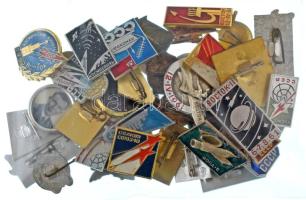 46db-os vegyes űrrepüléssel kapcsolatos zománcozott, festett jelvénytétel T:vegyes