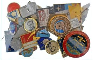 45db-os vegyes űrrepüléssel kapcsolatos zománcozott, festett, műgyantás jelvénytétel T:vegyes