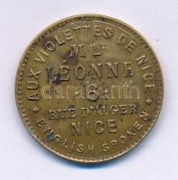 Franciaország 1900 k. Nizza "Madame Léonne Nizzai Ibolya" reklámzseton, melyen külön feltüntették, hogy angolul beszélő személyzet is a vásárlók rendelkezésére áll. "AUX VIOLETTES DE NICE - Mme LÉONNE 6. RUE d'ALGER NICE - ENGLISH SPOKEN / REPUBLIQUE FRANÇAISE - PARIS" (21mm) T:AU France cca. 1900. Nice "Madame Léonne Violets of Nice" advertising token, which specifically stated that English-speaking staff were also available to customers. "AUX VIOLETTES DE NICE - Mme LÉONNE 6. RUE d'ALGER NICE - ENGLISH SPOKEN / REPUBLIQUE FRANÇAISE - PARIS" (21mm) C:AU