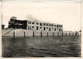 Budapest XXI. Csepel-Szabadkikötő, az épülő budapesti országos kereskedelmi és ipari kikötő, partfal, állványozás. photo + "Budapesti Országos Kereskedelmi- és Ipari Kikötő Kormánybiztossága VII. Erzsébet-körút 19. sz." (non PC) (17,6 x 12,6 cm) (EK)