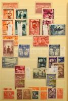 Jugoszlávia tétel 4 db közepes berakóban, benne régi és modern kiadások, összefüggések, kevés blokk, dobozban