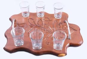 6 darab pálinkás pohár, fa tartón, 32x24 cm