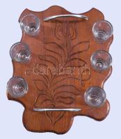 6 darab pálinkás pohár, fa tartón, 32x24 cm