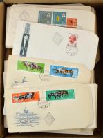 Kb. 300 db magyar FDC az 1960-as, 1980-as évekből, dobozban