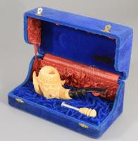 Block Meerschaum sárkányalakokkal díszített faragott pipa, jelzett, eredeti dobozában, h: 15 cm