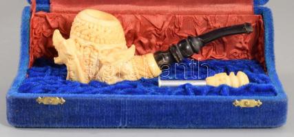 Block Meerschaum sárkányalakokkal díszített faragott pipa, jelzett, eredeti dobozában, h: 15 cm