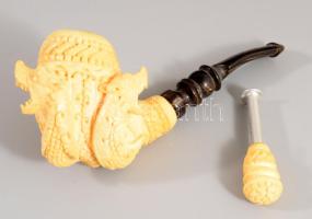 Block Meerschaum sárkányalakokkal díszített faragott pipa, jelzett, eredeti dobozában, h: 15 cm