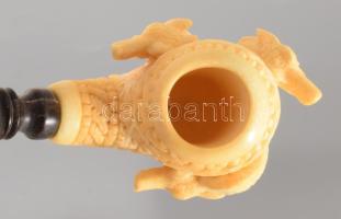 Block Meerschaum sárkányalakokkal díszített faragott pipa, jelzett, eredeti dobozában, h: 15 cm