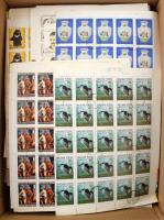 Több száz modern magyar hajtott teljes ív vagy ívdarab, dobozban