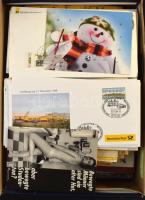 Több száz modern német küldemény, rengeteg használatlan reklám képeslappal, cipős dobozban