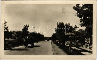 1950 Nyergesújfalu, Utcarészlet szénásszekérrel. Képzőművészeti Alap (EB)