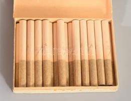 Szovjet retro zeneszerkezetes cigaretta kínáló, m: 16 cm, hozzá szovjet cigaretta tartalommal