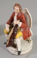 3 darab kis porcelán figura, közte Alt Wien, közte sérüléssel, m: 8 cm alatt