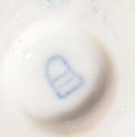 3 darab kis porcelán figura, közte Alt Wien, közte sérüléssel, m: 8 cm alatt