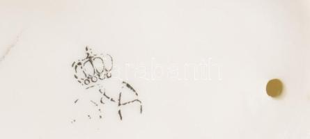 3 darab kis porcelán figura, közte Alt Wien, közte sérüléssel, m: 8 cm alatt