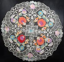 Kalocsai Richelieu hímzéses terítő, d: 55 cm