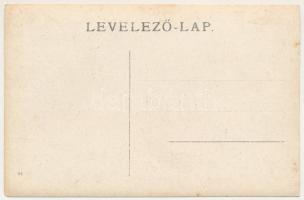 Lippa, Lipova; Weszely Béla hordógyára (saját házában), utcai látkép, hátsó udvar munkásokkal, farak...