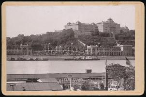 cca 1900 Budapest, királyi vár és várbazár a pesti oldali Depiny Péter örököse által üzemeltetett Duna-fürdővel, gőzhajóval, keményhátú fotó, feliratozva, 10,5×6,5 cm