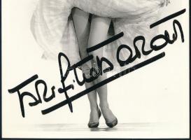 Brigitte Bardot (1934- ) francia színésznő, énekesnő autográf aláírása őt ábrázoló képen, 15x10,5 cm / Autograph signature of Brigitte Bardot (1934- ) French actress and singer