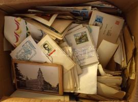 Hullámkarton láda tele magyar és külföldi FDC-kkel, levelekkel, alkalmi küldeményekkel közte képeslapok, régi fényképek stb. Érdekes anyag!