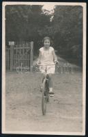 cca 1920-1930 Kerékpározó kislány fotója, szép állapotban, 13,5×8,5 cm