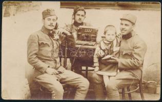 1919 Vörös hadseregbeli híradósok fotója Jánoshalmán június elsején, hátoldalon feliratozott fotó, jó állapotban, 9×14 cm