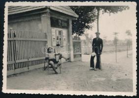 1940 A Dunakeszi-Kisalag dohányárudájáról készített fotó, hátoldalon feliratozva, felületén törésnyom, 6×8,5 cm