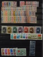 Postatiszta magyar anyag 1913-tól, kevés 1960 utánival, sok másodpéldány, nagy méretű 26 lapos berak...