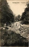 1910 Halmágycsúcs, Varfurile; Szapulók, mosás a folyóban, erdélyi folklór. Matusik felvétele, Kerpel Izsó kiadása / Transylvanian folklore, washerwomen, washing in the river