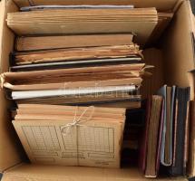 Magyar és külföldi hagyaték nagyobb dobozban, benne 10 db klf méretű berakó, cserefüzetek (üresek is), berakólapok stb. Érdemes belenézni!
