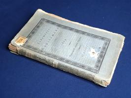 [Folyóirat] Tudományos Gyüjtemény. Szerkeztette Vörösmarty Mihál. XIII. esztendei folyamat, 6. szám. (1829). Pesten, 1829. Trattner és Károlyi (ny.) (Petrózai Trattner J. M. betüivel) 128 p. A Fejér György kezdeményezésére meginduló Tudományos Gyűjtemény az első számottevő magyar tudományos folyóirat: 1817-1841 között évi 12 lapszámban jelentkezett. Hosszabb értekezéseket közölt különféle tárgyakból, politikai, történelmi, természettudományi témákból, és szemlézte a jelentősebb hazai és külföldi könyvmegjelenéseket is, legnagyobb erőssége pedig a néprajzi dolgozatok közlése volt, folyóirataink közül elsőként biztosított komoly terjedelmet ennek a tudományszaknak. Lapszámunk első közleménye Edvi Illés Pál helyzetértékelése vallás és tudomány hazai viszonyáról (Időnk' Geniusáról), majd Kis Károly hadtörténete dolgozata következik, melyet vallástörténeti forrásközlés követ a reformáció korából, végül a tintakészítés vegyészeti technológiáját ismerteti Balogh József orvostanhallgató. A polgári nemzetté alakulást szem előtt tartó folyóirat minden alkalmat megragadott a tudományos élet magyar nyelvűvé válásának előmozdítására, így nem meglepő, hogy lapszámunk kritikai szemléje a bonctudomány szaknyelvének magyarítása mellett érvel, melyet zárásként a grúziai fürdőkultúra ismertetése követ. A rézmetszetű vignettával díszített címlapon, a belív több oldalán és a hátsó borítófedélen régi gyűjteményi bélyegzés. Példányunk fűzése meglazult, a könyvborító elvált a könyvtesttől. Fűzve, ornamentikus keretdísszel illusztrált, enyhén sérült, enyhén foltos kiadói borítóban, az első borítófedélen egykori katalóguscímkével. Körülvágatlan példány.