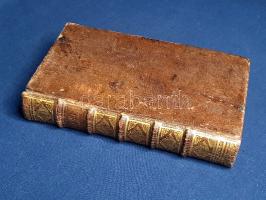 Florus, Lucius Annaeus: Rerum Romanarum Libri quatuor, Annotationibus, in usum studiosae Juventutis, instar Commentarii illustrati. Auctore Johanne Minellio. Quibus accedunt Excerptiones Chronologicae, ad Flori Historias accomodatae: additus denique L. Ampelius ex Bibliotheca Salmasii. [Koppenhága] Hafniae, 1700. Apud Joh. Justum Erythropilum. Typis Nicolai Spiringii. [14] + 405 + [91] p. Lucius Annaeus Florus (74-147), Hadrianus és Antonius Pius császárok történetírója. Történetírása Róma háborúit beszéli el a királyok korától Antonius és Kleopátra háborújáig. A florusi történetírást Jan Minell (1625-1683) dán filológus gazdag lábjegyzetei kísérik, a munka ebben a formában először 1683-ban jelent meg. Öt bordára fűzött, díszesen aranyozott gerincű korabeli bőrkötésben, vörös festésű lapszélekkel. Szép példány.