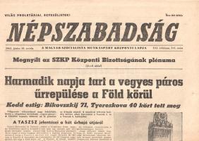 [Folyóirat] "Harmadik napja tart a vegyes páros űrrepülése a Föld körül. Kedd estig Bikovszkij 71, Tyereskova 40 kört tett meg. A TASZSZ jelentései a két űrhajó útjáról". A Népszabadság tematikus lapszáma. XXI. évfolyam, 141. szám. (1963. június 19.) Budapest, 1963. Hírlapkiadó Vállalat (Szikra Lapnyomda). 10 + [2] p. Folio. A második világháborút követően fegyverkezési verseny kezdődött a világ két szuperhatalma, az Egyesült Államok és a Szovjetunió között, melynek során folyamatosan fejlesztették a másik fél megfigyelését szolgáló repülőtechnikát és az atombombát is szállítani képes, interkontinentális ballisztikus rakétatechnológiát. Ennek a versengésnek az eredménye a Szputnyik-1 műhold fellövése 1957 októberében, melyet a szovjet hírközlés nagy diadallal jelentett be. A Föld körül keringő szovjet műhold híre a nyugati világot valósággal sokkolta, hiszen a műhold elérhetetlen kémeszközként a világ bármely pontja megfigyelésének veszélyét hordozta magában, illetve megdőlt az az elmélet, miszerint a Szovjetunió csupán katonai nagyhatalom, technológiai értelemben azonban jócskán lemaradt a nyugati világtól. Jóllehet a szovjetek által fellőtt első műhold nyomán kitört pánik egyebek mellett a NASA megalakulásához vezetett, 1961-ben újabb szovjet diadal sokkolta a nyugati közvéleményt, Jurij Gagarin a Vosztok-1 űrhajó fedélzetén elsőként lépett az űrbe, 1961. április 12-án megtett másfél órás útja során megkerülte a Földet. A következő évek során a szovjet Vosztok-program űrhajósai egyre többször kerülték meg a bolygót. Az első szimultán repülést 1962 augusztusában tette meg a Vosztok-3 és Vosztok-4 űrhajó, bár a két űrhajó egymáshoz képest érdemben nem tudott manőverezni. A nehézségek kiküszöbölésére indították útnak 1963-ban a Vosztok-5 és Vosztok-6 űrhajót, utóbbi fedélzetén az első női űrhajóssal. 1963. június 19-i lapszámunk a közös űrrepülés utolsó napján keletkezett, a végeredmények, így a keringésszám, illetve leszállás részletei értelemszerűen hiányoznak még belőle, ám a lap diadalittas hangon számol be arról, hogy a már 71 Föld-fordulatot megtett Valerij Bikovszkij parancsnok rádióüzenetben kérelmezte felvételét az SZKP-ba; mely kérésnek az SZKP eleget is tett. A tett az első űrbeli pártfelvételi kérelem, mely egyből sikeresnek is bizonyult. Bikovszkij repülése ezzel együtt világcsúcs is. A lap megemlíti, hogy tévéközvetítés készült az űrkabinokból, illetve hosszasan idéz az első női űrhajósnak küldött forró üdvözletekből (gratulációkból). Jó állapotú lapszám, hajtogatva.