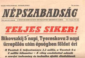 [Folyóirat] "Teljes siker! Bikovszkij 5 napi, Tyereskova 3 napi űrrepülés után épségben földet ért. Üdvözlet a Kozmosz hőseinek!". A Népszabadság tematikus lapszáma. XXI. évfolyam, 142. szám. (1963. június 20.) Budapest, 1963. Hírlapkiadó Vállalat (Szikra Lapnyomda). 10 + [2] p. Folio. A második világháborút követően fegyverkezési verseny kezdődött a világ két szuperhatalma, az Egyesült Államok és a Szovjetunió között, melynek során folyamatosan fejlesztették a másik fél megfigyelését szolgáló repülőtechnikát és az atombombát is szállítani képes, interkontinentális ballisztikus rakétatechnológiát. Ennek a versengésnek az eredménye a Szputnyik-1 műhold fellövése 1957 októberében, melyet a szovjet hírközlés nagy diadallal jelentett be. A Föld körül keringő szovjet műhold híre a nyugati világot valósággal sokkolta, hiszen a műhold elérhetetlen kémeszközként a világ bármely pontja megfigyelésének veszélyét hordozta magában, illetve megdőlt az az elmélet, miszerint a Szovjetunió csupán katonai nagyhatalom, technológiai értelemben azonban jócskán lemaradt a nyugati világtól. Jóllehet a szovjetek által fellőtt első műhold nyomán kitört pánik egyebek mellett a NASA megalakulásához vezetett, 1961-ben újabb szovjet diadal sokkolta a nyugati közvéleményt, Jurij Gagarin a Vosztok-1 űrhajó fedélzetén elsőként lépett az űrbe, 1961. április 12-án megtett másfél órás útja során megkerülte a Földet. A következő évek során a szovjet Vosztok-program űrhajósai egyre többször kerülték meg a bolygót. Az első szimultán repülést 1962 augusztusában tette meg a Vosztok-3 és Vosztok-4 űrhajó, bár a két űrhajó egymáshoz képest érdemben nem tudott manőverezni. A nehézségek kiküszöbölésére indították útnak 1963-ban a Vosztok-5 és Vosztok-6 űrhajót, utóbbi fedélzetén az első női űrhajóssal. Lapszámunk a kettős földetérést követő, így a visszatérés híreit és sajtónyilatkozatait is ismerteti. A tartalomból: Amíg a Vosztok földet ér... A visszatérés néhány műszaki problémája -- Helyszíni riport a kokcsetavi területről, ahol a két űrhajó földet ért -- A szovjet nép önfeledten ünnepel -- Hruscsov telefonbeszélgetése Tyereskovával és Bikovszkijjal földet érésük után -- A nemzetközi közvélemény csodálattal adózik a szovjet teljesítménynek -- Mi is büszkék vagyunk rájuk. Válogatás a szerkesztőséghez érkezett levelekből -- A Nők Világkongresszusa várja Valentyinát -- Dobi István és Kádár János távirata Hruscsovhoz és Brezsnyevhez -- Az olasz kommunisták ellenzik a hivatalnok-kormányt -- Nagy-Britannia Kommunista Pártja: Választásokat most! -- Kennedy javaslatai a faji megkülönböztetés felszámolására. Jó állapotú lapszám, hajtogatva, néhány lapszélen apró szakadásnyomokkal, az első levél szélén kisebb berepedéssel..