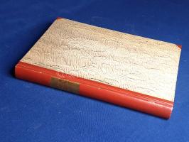 Balassi Bálint:  Összes versei és Szép magyar komédiája. (Számozott.) Budapest, 1961. Magyar Helikon Könyvkiadó (Békés megyei Nyomdaipari Vállalat Gyomai Telepe). 253 + [3] p. Könyvgyűjtők számára készült bibliofil kiadás. Kolofon: "Kiadványunk alapszövegéül az Akadémiai Kiadó 1951-ben Balassi Bálint összes művei I. kötetét és az 1960-ban megjelent Gyarmati Balassi Bálint Szép Magyar komédiáját használtuk. Az újbóli sajtó alá rendezés a legfrissebb kutatások eredményeinek érvényre juttatását célozta. Sajtó alá rendezte Eckhardt Sándor, utószavát Klaniczay Tibor írta, illusztrálta Szász Endre. A kötésterv és tipográfia Malatinszky Lajos munkája. Készült a Gyomai Nyomdában Egyetemi Antikva betűvel, kézi szedéssel, offset papíron, 5200 példányban. Ebből 600 példány félbőr kötésben, számozva. Ez a könyv a 188. számú példány". Aranyozott gerincű kiadói félbőr kötésben. Jó példány.