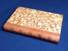 Balzac, [Honoré de]:  Pajzán históriák. Egybengyűjtötte Touraine apátságaiban és napvilágra hozta nemes Balzac úr. (Számozott.) Budapest, 1957. Magyar Helikon Könyvkiadó (Kossuth Nyomda). 237 + [3] p. Albert Dubois francia karikaturista színes rajzaival illusztrált bibliofil kötetünk kolofonja: "Ezen kötet az 1926-ban a "Dante" költségin megjelent teljes fordítás java termésit adja a' megnövekedett olvasótábor gyönyörködtetésire. A' fordítás szerzője Adorján Mihály. Utóbb társul szegődött hozzá ezen munkában Fónagy Iván, aki a' darabokat kiszemelte, a' textust az eredetivel egybenvetette, igazította, megújította az avult igéket és az orthographiát. Nyomtattatott a' Kossuth Nyomdában offset papíroson Garamond betűvel. Megjelent 10,500 példányban, ebből a' könyvgyűjtők számára számozott 1100 példány. Ezen könyv a' 272. számú példány". Honoré de Balzac (1799-1850) regényciklusai szünetében vetette papírra reneszánsz ízű, komikusan erotikus elbeszéléseit. A több tucatra növő elbeszélések közül az első 1830-ban jelent meg, folyóirat-folytatásokban, majd 1832-1837 között három kötetben megjelent a teljes gyűjtemény. Az eredeti három kötetes beosztást követve 1926-ban szintén három kötetben jelentette meg a magyar fordítást a Dante Könyvkiadó. Albert Dubois francia karikaturista színes rajzaival illusztrált bibliofil kiadásunk a harminc elbeszélésből tizenötöt ad közre. Aranyozott gerincű kiadói félbőr kötésben. Jó példány.