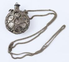 Parfűmtartó, fém, kövek nélkül, láncon. 5 cm