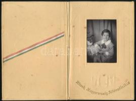 cca 1930-1940 Édes Anyámnak feliratú fénykép borítóban, rajza irredenta felirattal ("Hiszek Magyarország Feltámadásában"), belül nemzeti-szín szalaggal díszítve, 8x5 cm, tok: 18x12 cm