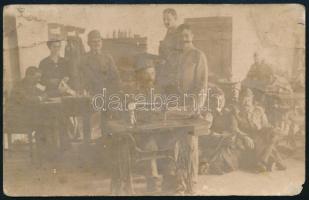 cca 1914-1918 Katonai varróműhely (k.u.k.) valahol a front mögött, fotólap, foltos, kissé kopott, az egyik sarkán apró hiánnyal, törésnyommal, 9x14 cm