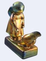 Zsolnay kisplasztika - Tyúkot etető kislány. Terv.: Sinkó András. Eozin mázakkal bevont finomfajansz. Jelzett, restaurált, 10x11 cm