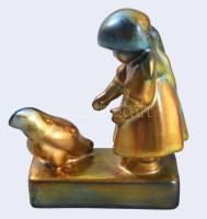 Zsolnay kisplasztika - Tyúkot etető kislány. Terv.: Sinkó András. Eozin mázakkal bevont finomfajansz...