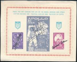 Neil Armstrong (1930-2012), Michael Collins (1930- ), Buzz Aldrin (1930- ) amerikai űrhajósok aláírá...