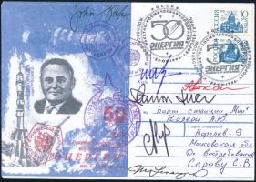 A Szojuz TM 24 ürhajó és a MIR legénysége Claudie André-Deshays (1957-) francia, Alekszandr Kaleri (1956- ), Valerij Korzun (1953- ) szovjet, Shannon Lucid (1943- ), John E. Blaha (1942- ), Jerry M. Linenger (1955- ) amerikai űrhajósok aláírásai emlékborítékon / Signatures of Aleksandr Kaleri (1956- ) Valeriy Korzun (1953- ) Soviet, Shannon Lucid (1943- ), John E. Blaha (1942- ), Jerry M. Linenger (1955- ) American and Claudie André-Deshays (1957-) French astronauts on envelope