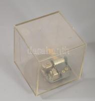 Zeneszerkezetes körbeforgó kocka alakú fényképtartó, m: 10,5 cm